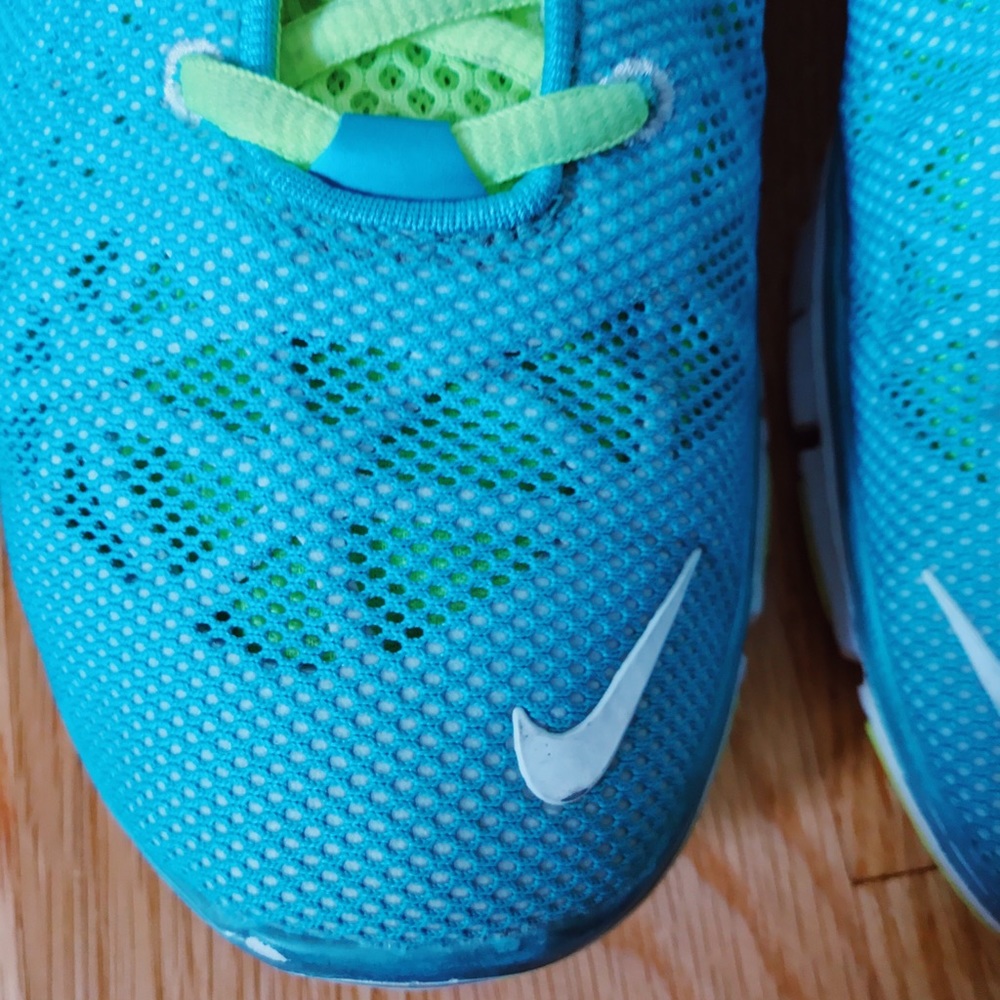 Training Nikes - Picture 2 of 4